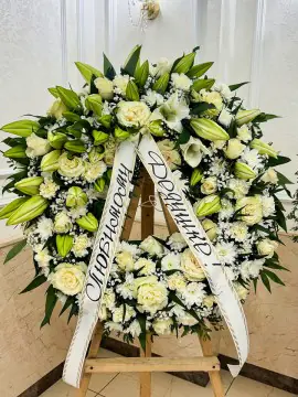 Coroană din flori vii: liliac, trandafir, crizantemă, garoafă, fistic · Diametru 70 / 90 cm