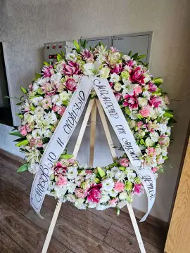 Coroană din flori vii: liliac, trandafir, garoafă, crizantemă, eustoma, fistic · Diametru 70 / 90 cm