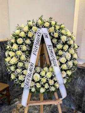 Coroană din flori vii: trandafir, gypsophila, fistic · Diametru 50 / 70 / 90 cm