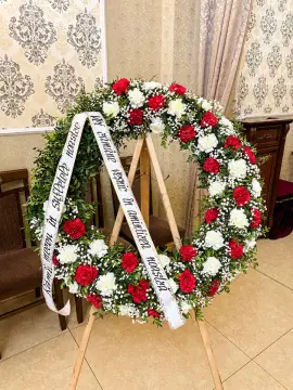 Coroană din flori vii: garoafă, gypsophila, fistic · Diametru 50 / 70 / 90 cm