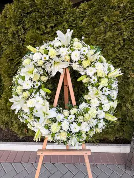 Coroană din flori vii: liliac, crizantemă, garoafă, trandafir, gypsophila, fistic · Diametru 50 / 70 / 90 cm