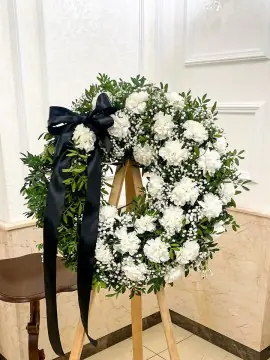 Coroană din flori vii: garoafă, gypsophila, fistic · Diametru 50 / 70 / 90 cm
