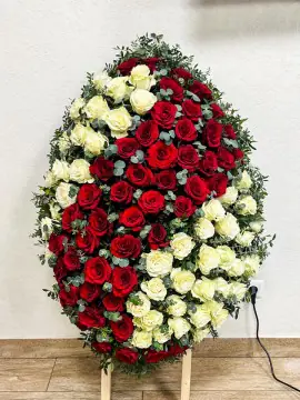 Coroană din flori vii: trandafir, eucalipt, fistic · Înălțime ~ 1,50 m